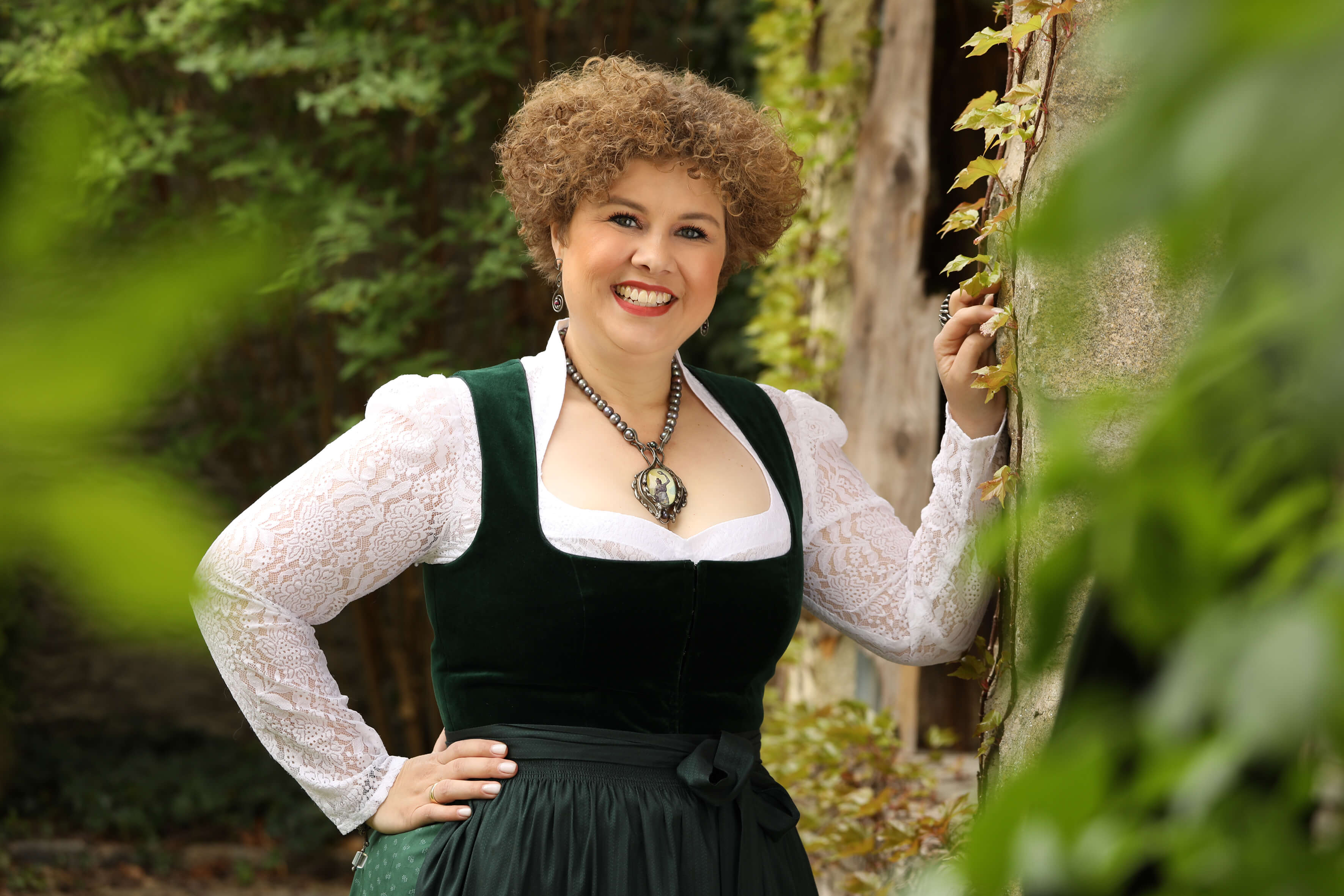 Alexandra Riedl im grünen Dirndl