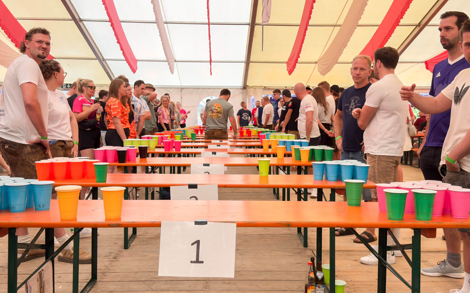 Aufgereihte Tische mit Bierpongbecher