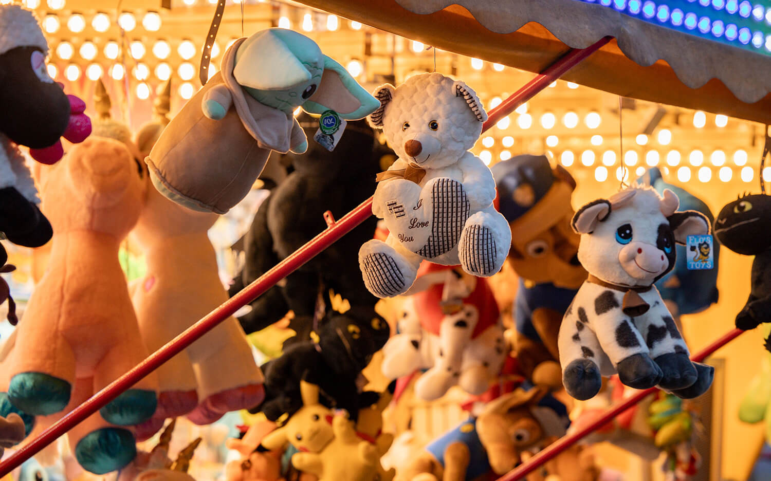 Kuscheltiere hängen als Gewinne am Losstand des Rodinger Volksfestes.
